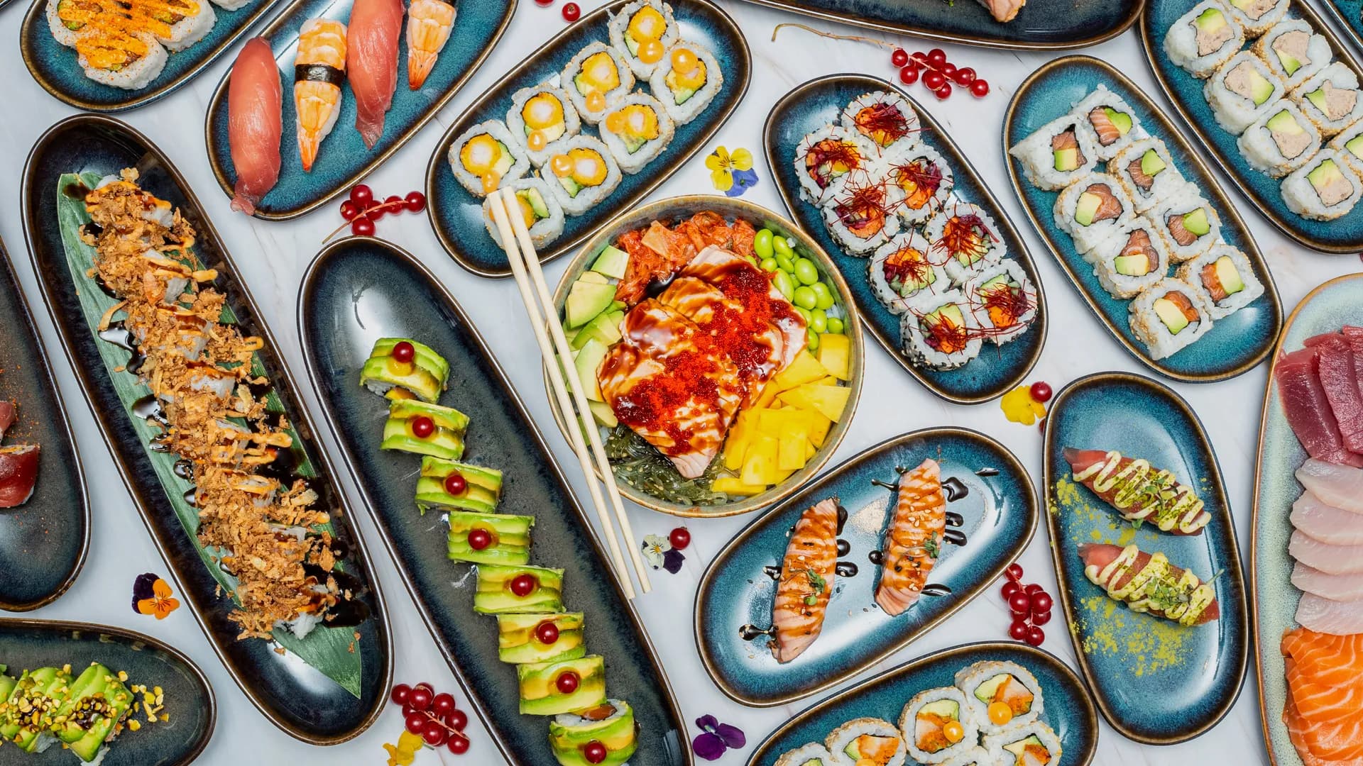Chef pr\u00e9parant des sushis avec soin